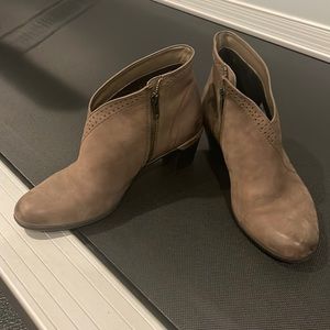 Rockport Cobb Hill Rashel V cut boots